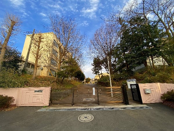 山内中学校(昭和22年開校。美しが丘の閑静な住宅街に位置する中学校です。)