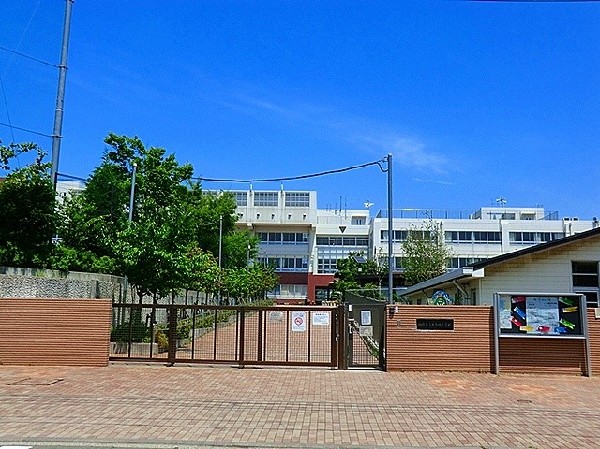 古市場小学校　(子どもたちは、三方を住宅地に囲まれた落ち着いた環境の中で学習し、広い校庭でのびのびと過ごしています。)