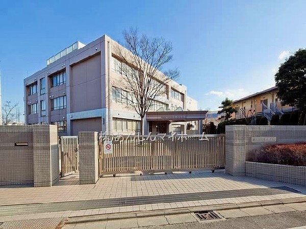 平間中学校　(住宅街を通り抜けるため、お子様にとって優しい通学路。部活動の朝練などが多くても親御様にとっても安心ですね。)