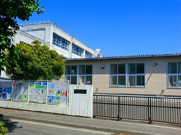 小倉小学校　(学校教育目標は「よく考え進んで学習する子、心豊かな明るい子、責任をもってやり遂げる子、健康でたくましい子」)