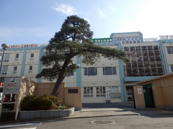 西中原中学校(生徒数が多い中学校。1学年12クラスで全校生徒は1430人。公立中学校では日本で一番のマンモス校。部活動も有名で野球、バレーボール、ハンドボールが有名。)