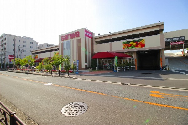 スーパー三和川崎遠藤店 (9時～22時までの営業時間の大型スーパー。お客様の笑顔のために地域密着だから出来ることがモットー)