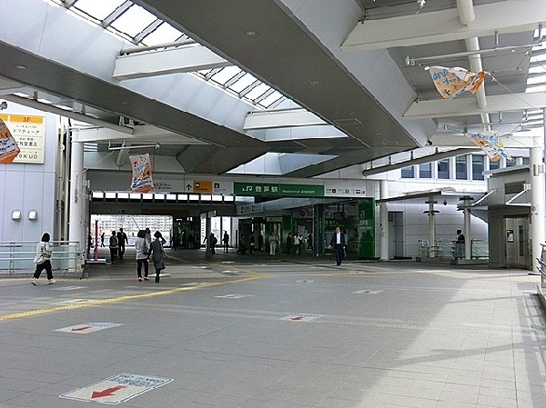 JR登戸駅 (JR南武線と小田急線の乗換駅です。乗換便利な表参道、大手町へもアクセスしやすいです。)