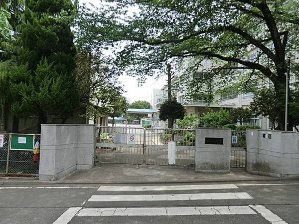 三田小学校(歴史ある小学校、児童数約630人が豊かな人間性を培い、心身ともにたうましく、実践力のある三田っ子の育成)