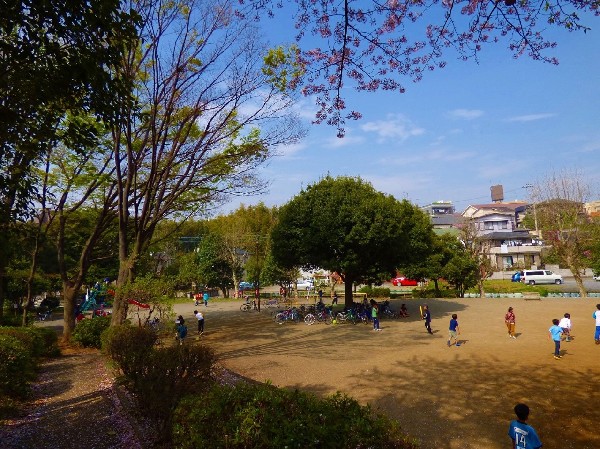 有馬かしの木公園(青空の下で駆け回ったり、遊具で遊んだり、思い思いの遊びができます。子供たちの元気で楽しそうな声が響き渡ります。)