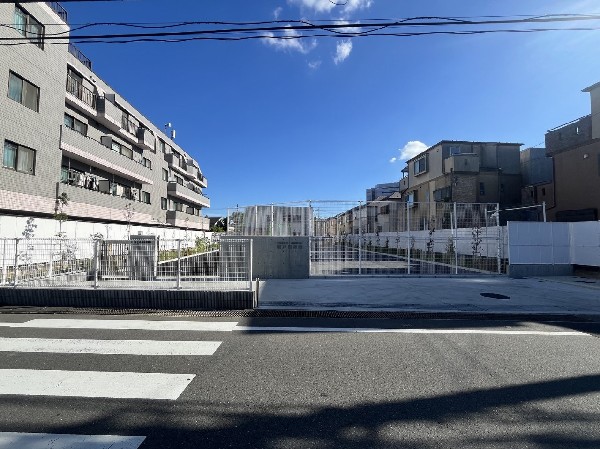 坂戸保育園(0歳～5歳までで定員は90人。定時は月～土の7時18時ですが20時までの延長保育有。)
