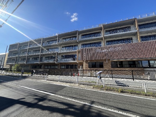 坂戸小学校(「溝の口」駅から南東に徒歩10分ほど、住宅街が広がる閑静な立地にある坂戸小学校。)