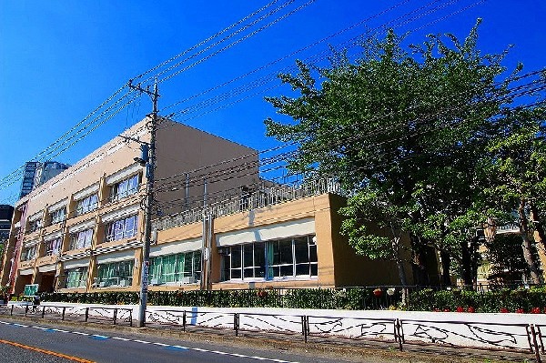 東高津中学校(小学校より長い時間を過ごす中学校。成長していくお子様の姿が目に浮かびます。この学校で過ごす時間は、お子様にとってとても大切な思い出となるはず。)