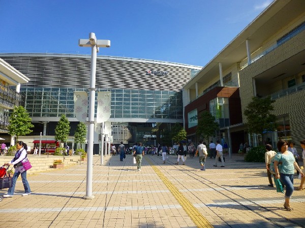 たまプラーザ駅(洗練された田園都市線のイメージそのままの、急行停車駅です。羽田空港、成田空港、テーマパークなどへのバスも発着し便利です。)