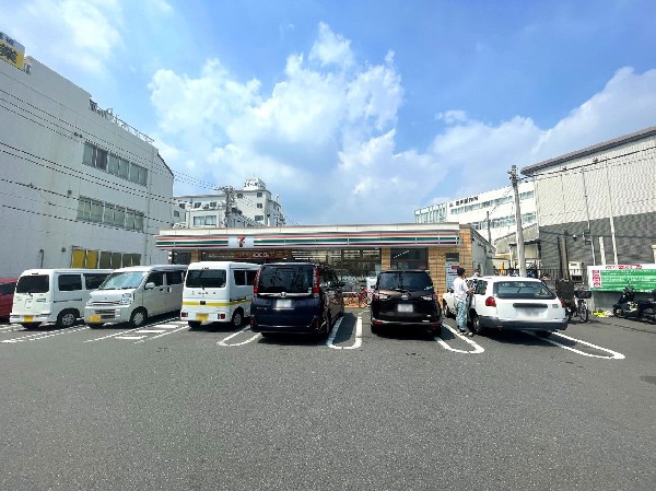 セブンイレブン横浜綱島東6丁目店(特にお弁当等の惣菜で一歩先を行くセブンイレブン。一昔前と比べると格段に美味しい！会社帰りに立ち寄れる立地は嬉しい限り！)