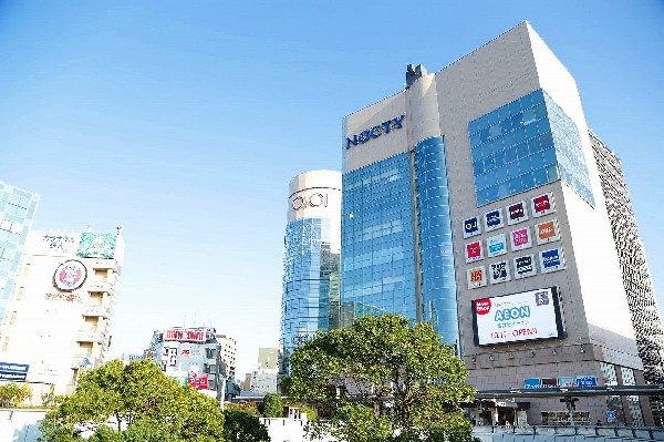 ノクティプラザ(衣料品や雑貨、飲食店などが充実した商業施設です。建物内には、溝口行政サービスコーナーもあります。)