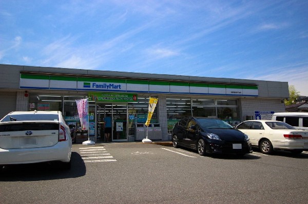 ファミリーマート(コンビニが近いのは何かと助かります。いまや買物だけではなく、行政、銀行、民間サービス等、日常生活に深く関係する最重要施設。)
