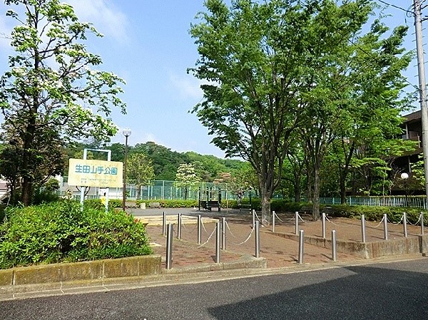 生田山手公園　(複合遊具が楽しい公園。すべり台やチェーンのはしごが付いた、幼児用の複合遊具があり、元気いっぱいに遊べます。)