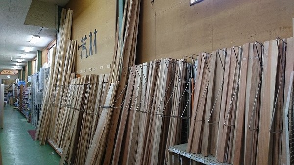 ホームセンタースズキ(リフォームからペット用品まで豊富な品揃えです。週末はDIYに勤しんでは如何でしょうか？)