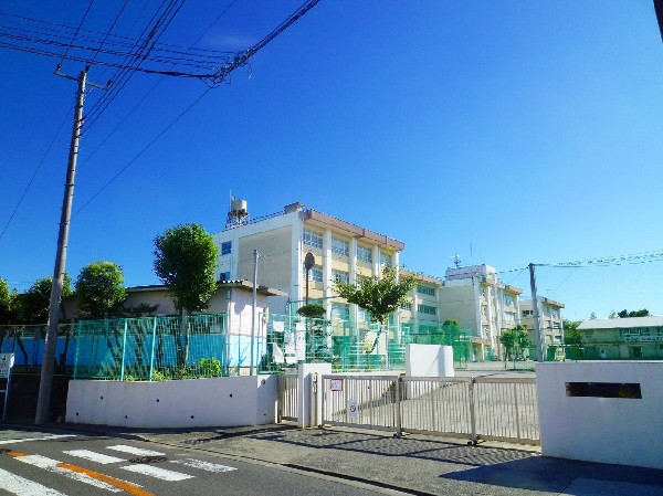 犬蔵中学校 (教育目標は、「生命・いのちを尊重し、生きる力を育む」。生徒たちにとって伸び伸びと過ごせる楽しい環境づくりを目指しています。)