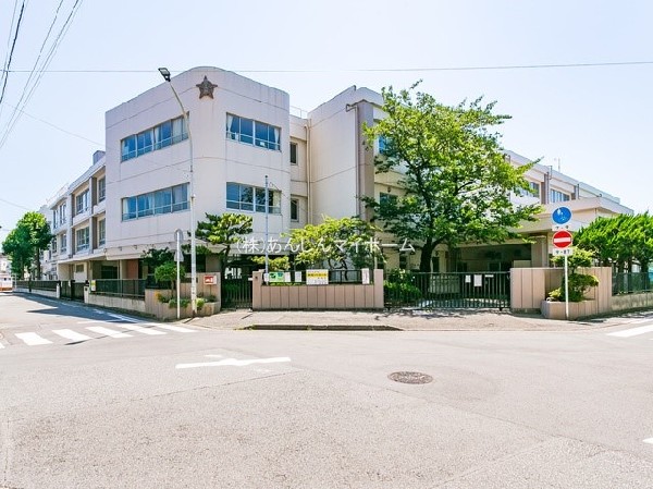東大島小学校　(昭和30年（1955年）4月、向小学校からわかれて開校しました。学校教育目標は『明るくたくましい生き方のできる人間の育成』)