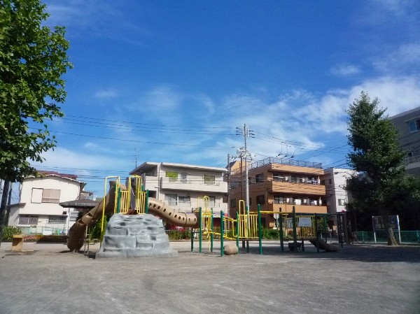 井田杉山町公園(昭和中期につくられた地元の人にも馴染み深い公園です。)