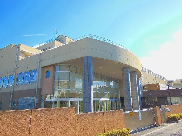 柿生小学校　(柿生小学校は、保護者や地域の皆様に温かく支えられ、創立146年を迎えた伝統のある学校です。)