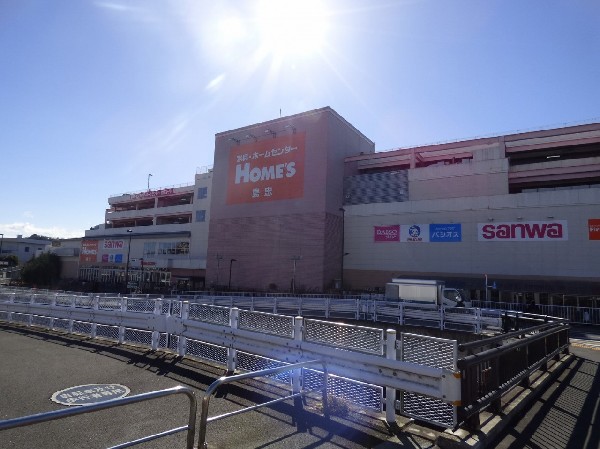 島忠ホームズ町田三輪店　(株式会社島忠による大型ホームセンターで、さまざまなテナントが入る複合型の商業施設です。)