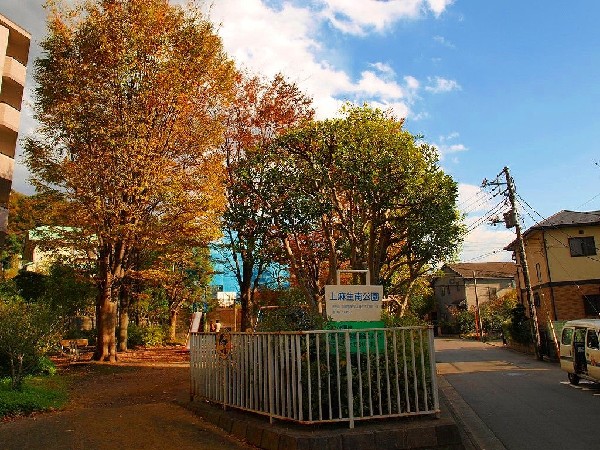 上麻生南公園　(住宅街の比較的広めな公園です。昭和後期につくられた第二次ベビーブームのための公園です。)
