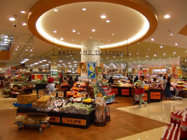 ライフ 宮内2丁目店(ライフは、「安全と安心」「鮮度と品質」「信頼とサービス」にこだわっています。)