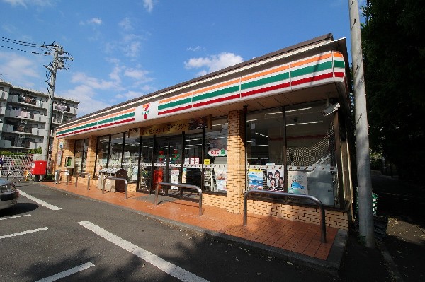 セブンイレブン蟹ケ谷北店(セブンミールは大好評です。今や公共料金の支払いや宅配など、色々な用途があるコンビニは必須ですね。)