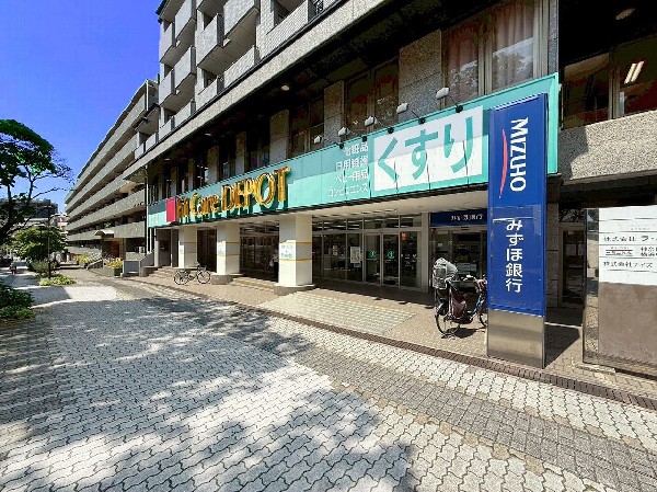 Fit Care DEPOTサファーレ中川店(今やドラックストアは薬だけではありません。日用雑貨から食料品まで品ぞろえが豊富で、しかもお手頃価格。伸び続けているのが頷けます)