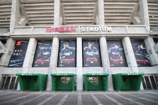 日産スタジアム(7 万人を収容できる国内最大級のスタジアム。国際的な大会やイベント、J リーグの定期試合を開催。)