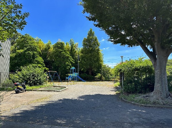 折本町西原公園(近隣には、公園もあり、青空の下で駆け回ったり、遊具で遊んだり、思い思いの遊びができます。子供たちの元気で楽しそうな声が響き渡ります。)