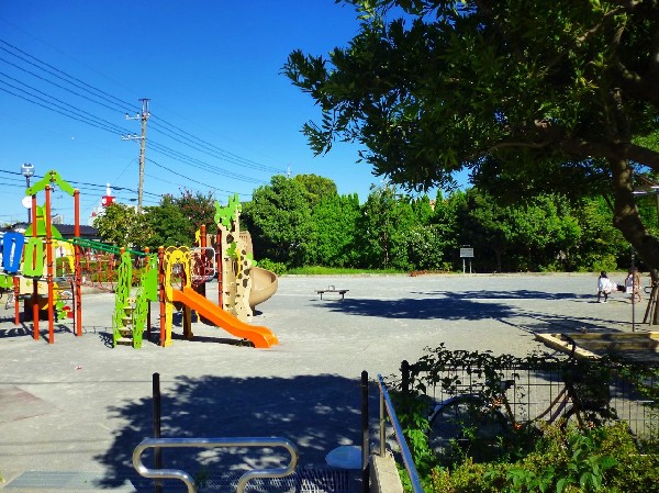 子母口旭田公園(遊具もある広めの公園。放課後や休日は多くの子供たちでにぎわいを見せています。)