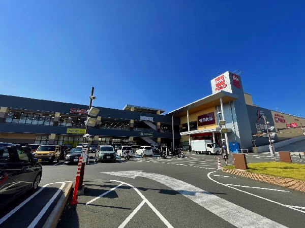 フォルテ横浜川和町(駐車場も広く休日のお買い物に便利です。建物となりの川沿いでは、寛ぐ人も見かけます。)