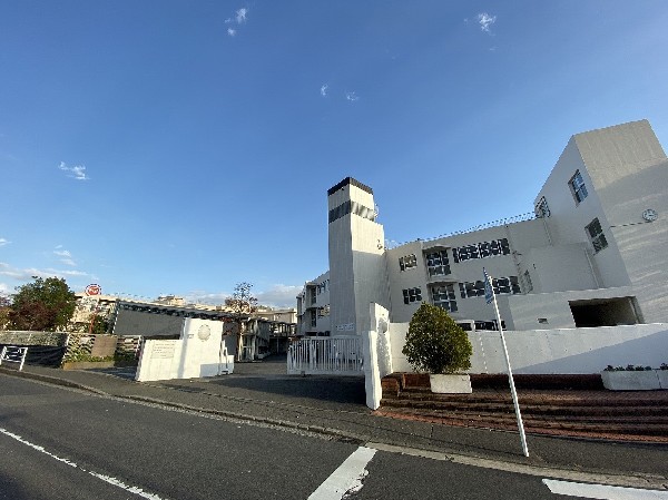 横浜市立川和中学校(昭和55年4月に開校した中学校です。40周年を祝う会スローガンのもと、一丸となって次なる新しい歴史に歩みを進めています。)