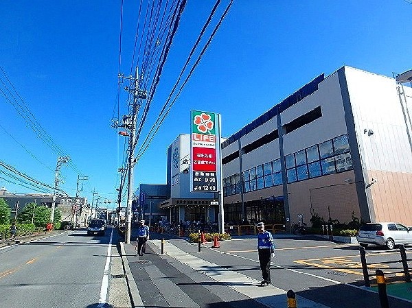 ライフ宮内二丁目店(「よい商品、よいお店、よいサービス」を目指しており、その「宮内二丁目店」は等々力競技場から府中街道をわずかに北上した場所に位置している。)