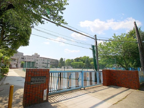 川崎市立宮内中学校(「川崎市立宮内中学校」は、国道409号（府中街道）と「等々力緑地」の中にある、市営等々力グラウンドに挟まれた場所に位置する中学校である。)
