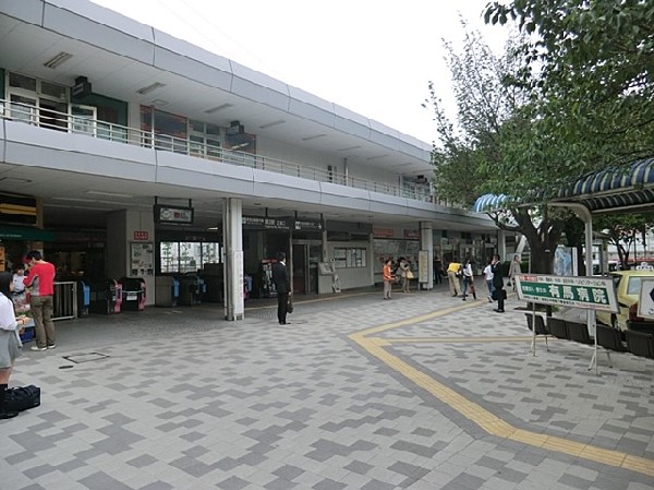 鷺沼駅(準急、急行列車も停車します。駅前は人や車の行き来が多いですが、離れると一変、のどかな雰囲気の住宅街が広がっています。)