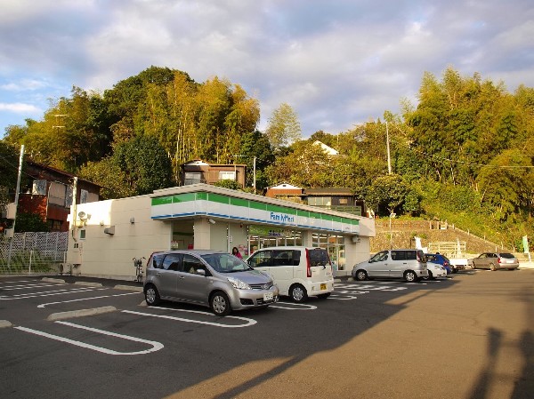 ファミリーマート町田能ヶ谷店(ファミチキをはじめスナックメニューも大人気です。買物だけではなく、日常生活に関係する最重要施設となりつつある。)