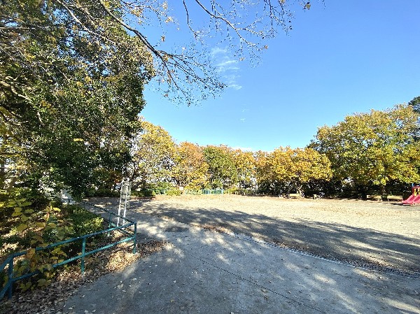 240千草台第二公園(高台にある公園で、開放的な広場が広がります。水飲み、ベンチ、トイレ、砂場、すべり台、ブランコ、鉄棒があります。)
