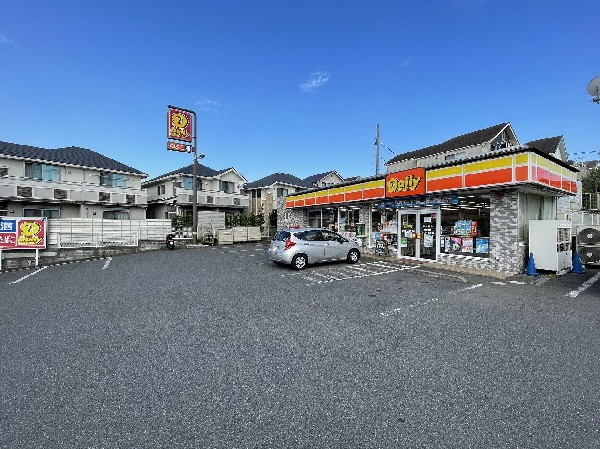 デイリーヤマザキ横浜美しが丘西店( 時間を問わず、幅広い品物が揃うコンビニ。いまや買物だけではなく、行政、銀行、民間サービス等、日常生活に深く関係する施設。)