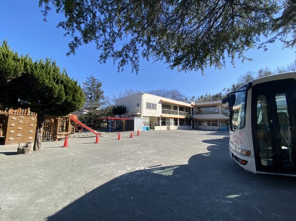 横浜さくら幼稚園(健全なる精神と体力の育成・心身の調和のとれた発育・国際的な感覚教育・リーダーシップの育成・いのちとの触れ合い、という五つの理念が柱。)