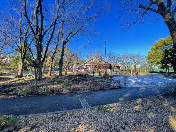 神大寺中央公園(片倉町駅と三ツ沢上町駅のちょうど中間あたりに位置する神大寺中央公園。滑り台や地下迷路など大型遊具がたくさん！)