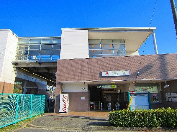恩田駅(田園都市線の長津田駅から1駅の恩田駅は、一戸建ての住宅地が広がるとても静かな環境です。駅に隣接して東急の長津田車両工場があります。)