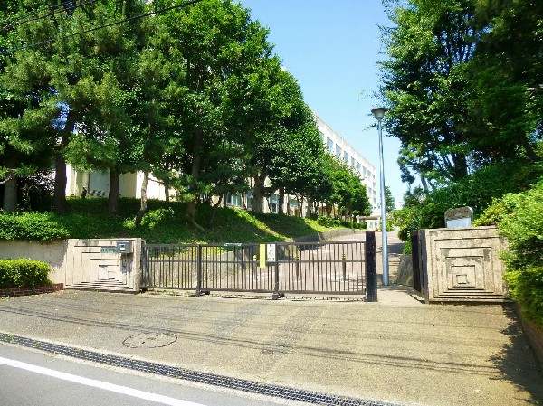 横浜市立山内中学校(たまプラーザ駅から徒歩約12分の距離にある中学校。部活動の盛んな学校です。)
