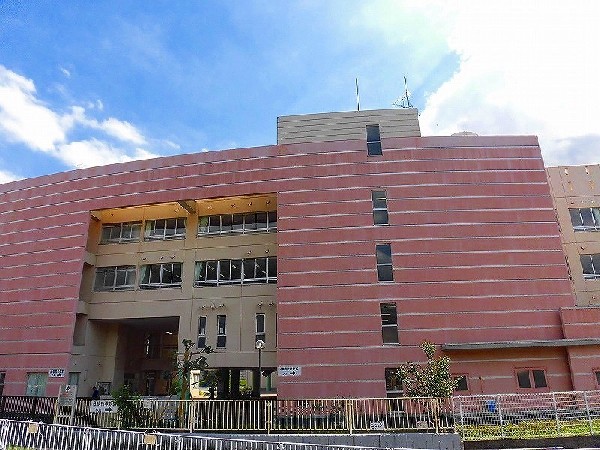 東生田小学校(創立昭和41年。教育目標「・明るい子・伸びる子・たくましい子・やさしい子」 )