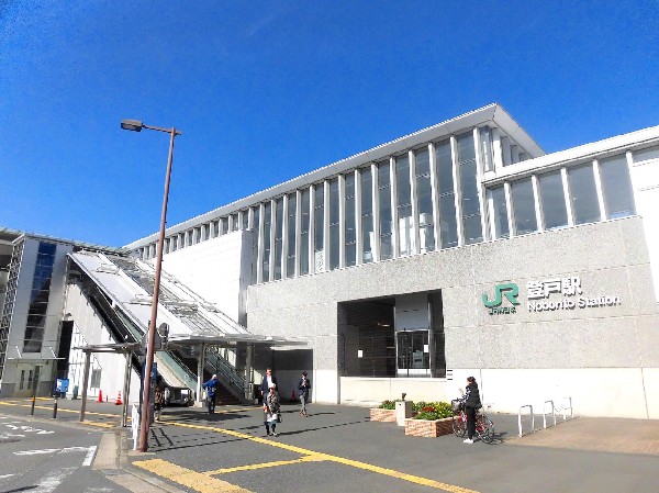 登戸駅(JR南武線と小田急線の乗換駅です。新宿へのアクセスが便利なだけではなく、代々木上原駅より「東京メトロ千代田線」へも乗り入れており、便利です。)