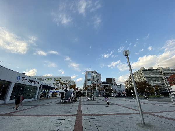 都筑ふれあいの丘駅(駅前は広々としていますが、近くには大型スーパーやドラッグストアなど、買い物施設は充実しています。　)