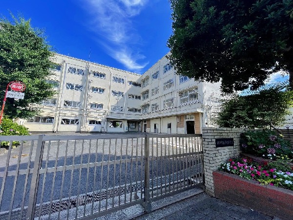 奈良小学校(「自分で考え進んで学び続ける子」 「まちやみんなとの関りを大切にする子」「夢や未来の創造にたくましくチャレンジする子」)