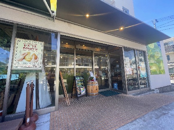 ブレッドキャンプふくふく(2020年にオープンした焼きたて、揚げたて、つくりたてにこだわった、キャンプをコンセプトにしたパン屋です。 )