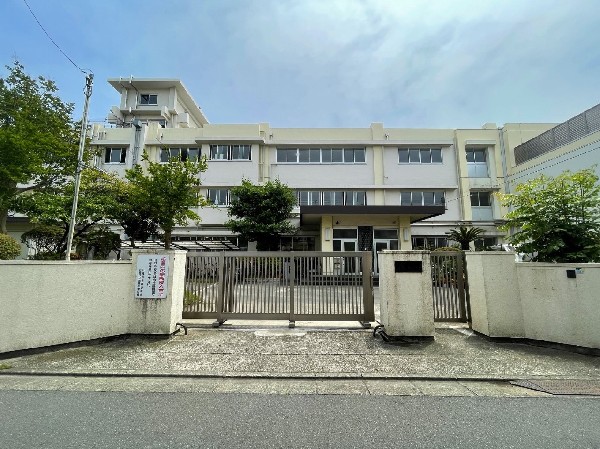 田島中学校 (成長の過程でより濃い時間を過ごす3年間。ここで過ごす時間は、お子様にとって、とても大切な思い出となるはずです。)