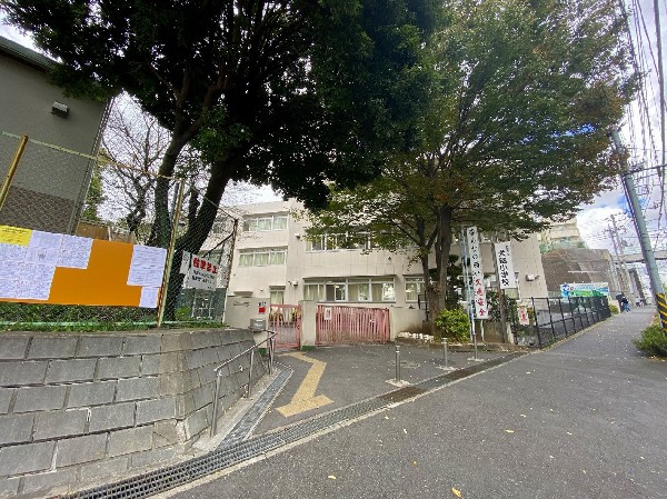 犬蔵小学校(緑の丘に包まれた自然豊かな環境の中で、44年の歴史を刻んできた犬蔵小学校。現在、1100人を超える児童が、のびのびと学校生活を送っています。)