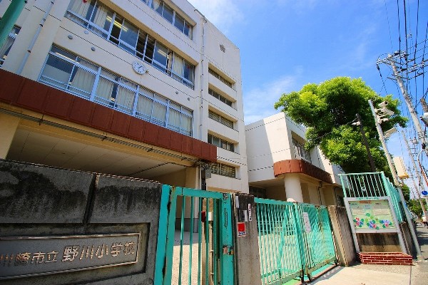 野川小学校 (明治6年創立で約155年の歴史がある学校。総生徒数約780人で各学年120～130人。)